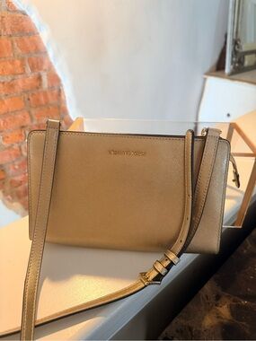 Michael Kors Jet Set Large Saffiano Leather Crossbody Clutch – Metallic